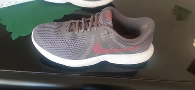 Nike Revolution 4 Scarpe Sportive per Uomo - 44, Grigio/Viola OFFERTA! - Immagine 1 di 4