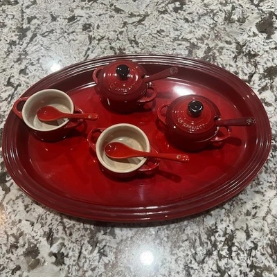 Bandeja para servir ovalada Le Creuset + 2 mini ollas de condimentos + cucharas rojo cerise Foto 1 de 4