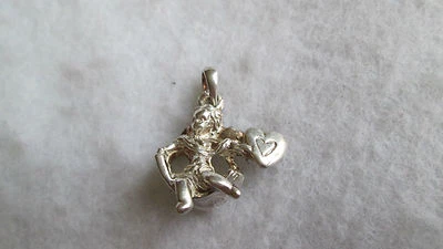 Ancien pendentif en Argent massif décor d'un ange angelot Putti Coeur Cupidon - Photo 1/3