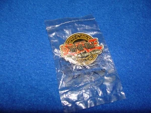 Yu-Gi-Oh! Shonen Jumps Trading Card Game 1996 Pinback Hut Pin Anstecknadel versiegelt - Bild 1 von 9