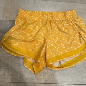 ATHLETA DONNA PANTALONCINO RUNNING GIALLO MAGLIA PICCOLA RACER RUN CORTO 4" - Foto 1 di 8