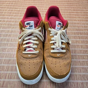 Nike Herren 10,5 Air Force 1 '07 LV8 Low Top Rot und Beige - Bild 1 von 6