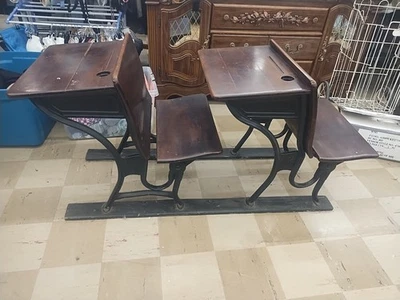 Escritorio doble para niños AS Co 4 de principios de 1900 Foto 1 de 4