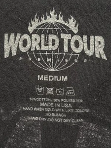 Camiseta gráfica World Tour Premiere talla mediana (The Givenchy) manos fuera - Imagen 1 de 7