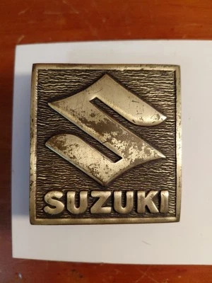 Hebilla de cinturón vintage de latón macizo con logotipo de Suzuki para motocicletas Foto 1 de 4