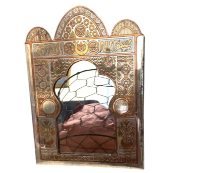 Espejo de metal marroquí prensado de latón artesanal con el templo tradicional Foto 1 de 4