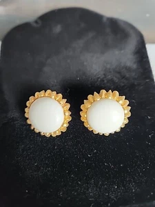 ORECCHINI VINTAGE CORONA TRIFARI VETRO LATTE SPAZZOLATO ORO - Foto 1 di 3
