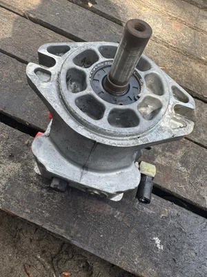 BOMBA HIDRÁULICA SCAG WILDCAT RH PG-1GCC-DY1X-XXXX; BDP-10A-419; STWC52A-25KA  Foto 1 de 4