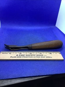 Tirador de clavos Tack vintage con mango de madera. 6,5” de longitud. - Imagen 1 de 2