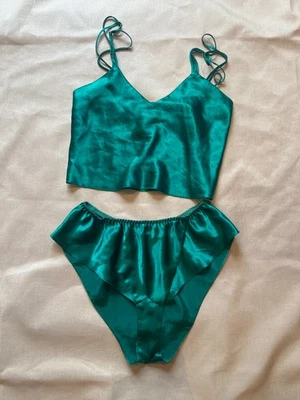 Conjunto de camisola satinada vintage Victoria's Secret etiqueta dorada verde corte alto P petite Foto 1 de 4
