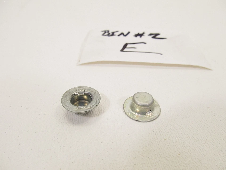 Retenedor de tuerca de empuje LAWN BOY (2) 605546 ~ Envío gratuito Foto 1 de 1