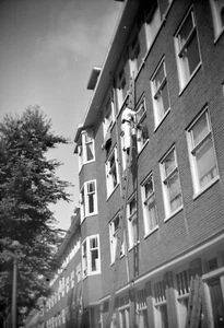 Homme sur échelle laveur de vitres  - Ancien négatif photo an. 1950 - Picture 1 of 1