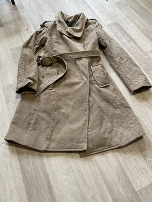 Abrigo Mango Trech con Cinturón M Estilo Militar Minimalista Primavera Informal Elegante Foto 1 de 4