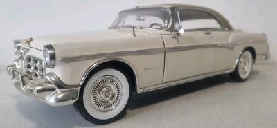 Signature Models 1:18 1955 Chrysler Imperial White & Gold Roof Diecast Car - Image 1 of 4