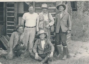 Schnappschuss Vintage Fotogruppe Männer Angelrute Hütte Cowboy Hut Outdoor Freunde - Bild 1 von 5