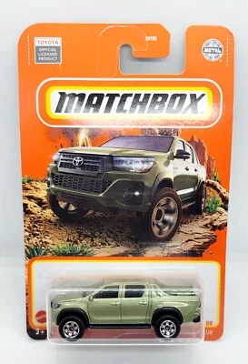 Toyota Hilux 2022 Matchbox 2018 camioneta pickup verde juguete nuevo en equipamiento  Foto 1 de 2