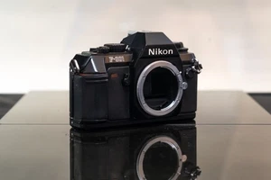 Nikon F-301 boitier nu fêlé sur le dessus - Foto 1 di 16
