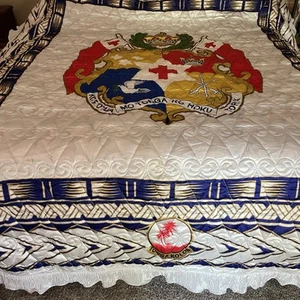 Trapuntino Copriletto Trapuntato Tongan Monomono Queen Size Stemma Polinesiano Stile Tapa - Foto 1 di 5