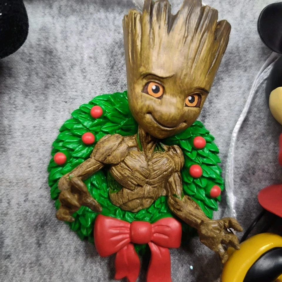 Marvel Groot Árbol de Navidad Adorno Guirnalda de Vacaciones Arco Rojo Guardianes Galaxia Foto 1 de 1