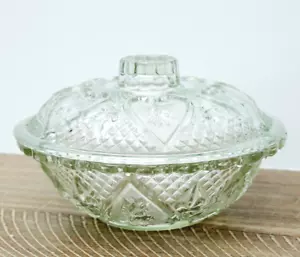 Piatto porta caramelle vintage in vetro pressato con coperchio motivo cuore - Foto 1 di 11