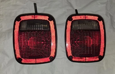 Luces traseras de fábrica para Jeep Wrangler 97-06 TJ Foto 1 de 3