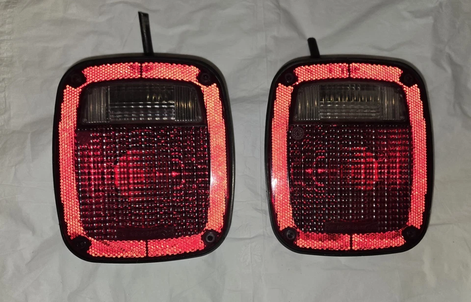 Luces traseras de fábrica para Jeep Wrangler 97-06 TJ Foto 1 de 3