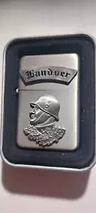 Sturmfeuerzeug Motiv Landser mit Zippo Feuerzeugbenzin - Bild 1 von 4