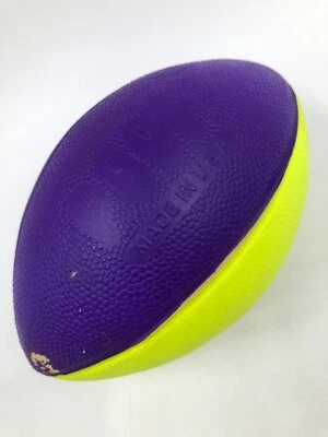 Футбольный мяч Poof Mini из пеноматериала желтый и фиолетовый сделано в США - поплавки - мяч для пула 5,5 дюйма - Изображение 1 из 4