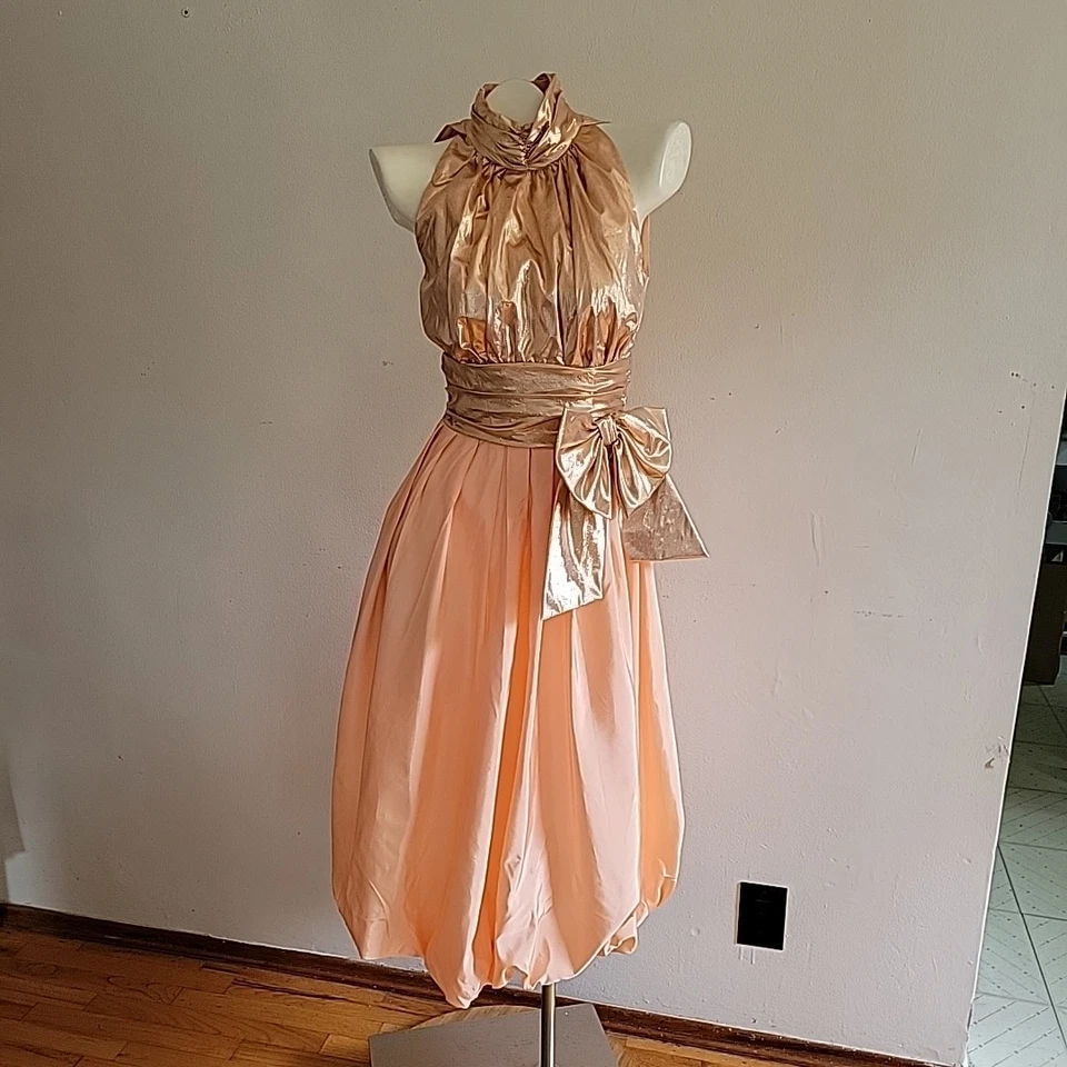 Vestido midi formal pequeño vintage años 80 melocotón cojo tafetán cuello alto dobladillo burbuja lazo Foto 1 de 4