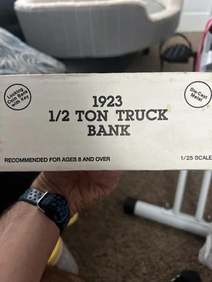ERTL 1923 1/2 ТОННЫ ГРУЗОВИК БАНКА #7502 PEPSI COLA 1/25 масштаб в коробке - Изображение 1 из 4