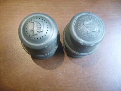 Salière et poivrière en étain allemand Rein Zinn mesurant 5,5 cm X 4 cm - Photo 1/4