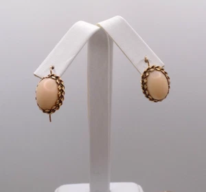 Vintage 14k Gold ovaler Cabochon rosa Engelshautkoralle gedrehter Rahmen Ohrhänger - Bild 1 von 6