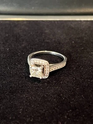 14k 白金 1 克拉公主切割光环镶嵌钻石订婚戒指 尺寸 7 — 第 1/4 张图片