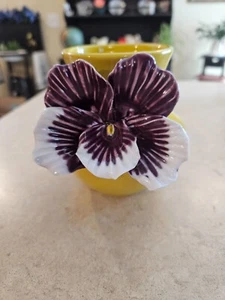 Anthropology leuchtend gelbe Vase mit applizierter lila Stiefmütterchenblume - Bild 1 von 11