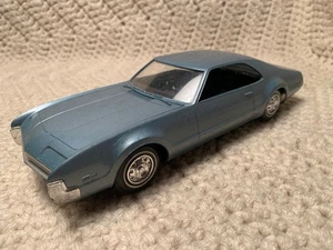 1/25 Johan 1966 Oldsmobile Toronado Promo Azul/Negro Tremendous - Imagen 1 de 11