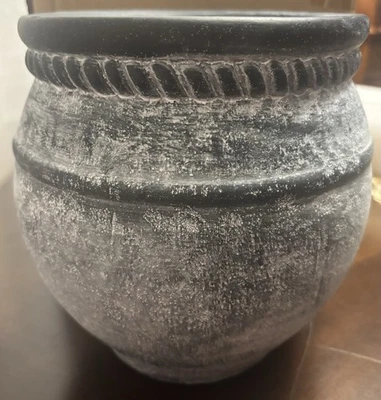 Maceta mediana de hormigón con acabado antiguo - Threshold™ diseñada con Studio Mc Foto 1 de 4