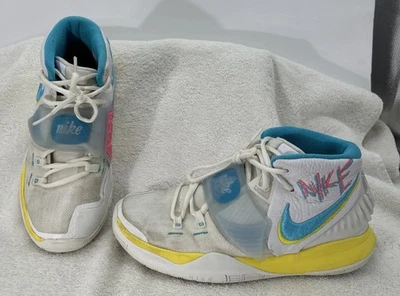 Nike Zapatos Juveniles 6Y Kyrie 6 (GS) Blanco/Azul Fury-Opti Amarillo Graffiti BQ5599 101 Foto 1 de 4
