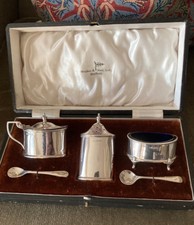 BOXED SILVER CRUET MAKER: WALKER & HALL H/M SHEFFIELD 1926