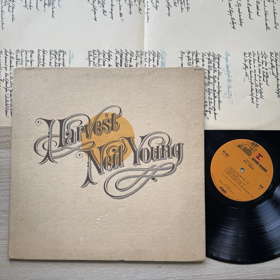1970s Neil Young Harvest Vintage LP Complete VG+ Reprise +Lyric Book +Sleeve! Foto 1 de 4