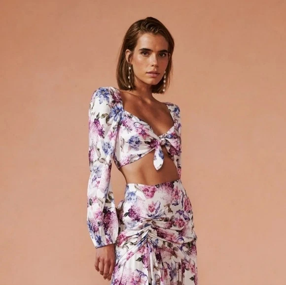 Top corto floral Cami NYC Leilana nuevo con etiquetas | Estampado de clemátide | Manga abullonada | Mediano Foto 1 de 4