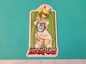 DE COLECCIÓN AÑOS 90 HOOKUPS SEXY MEDIAS DE MALA ENFERMERA GRANDES BOOBS DE LOTE ANTIGUO PEGATINA CUBIERTA DE PATINETA - Imagen 1 de 1