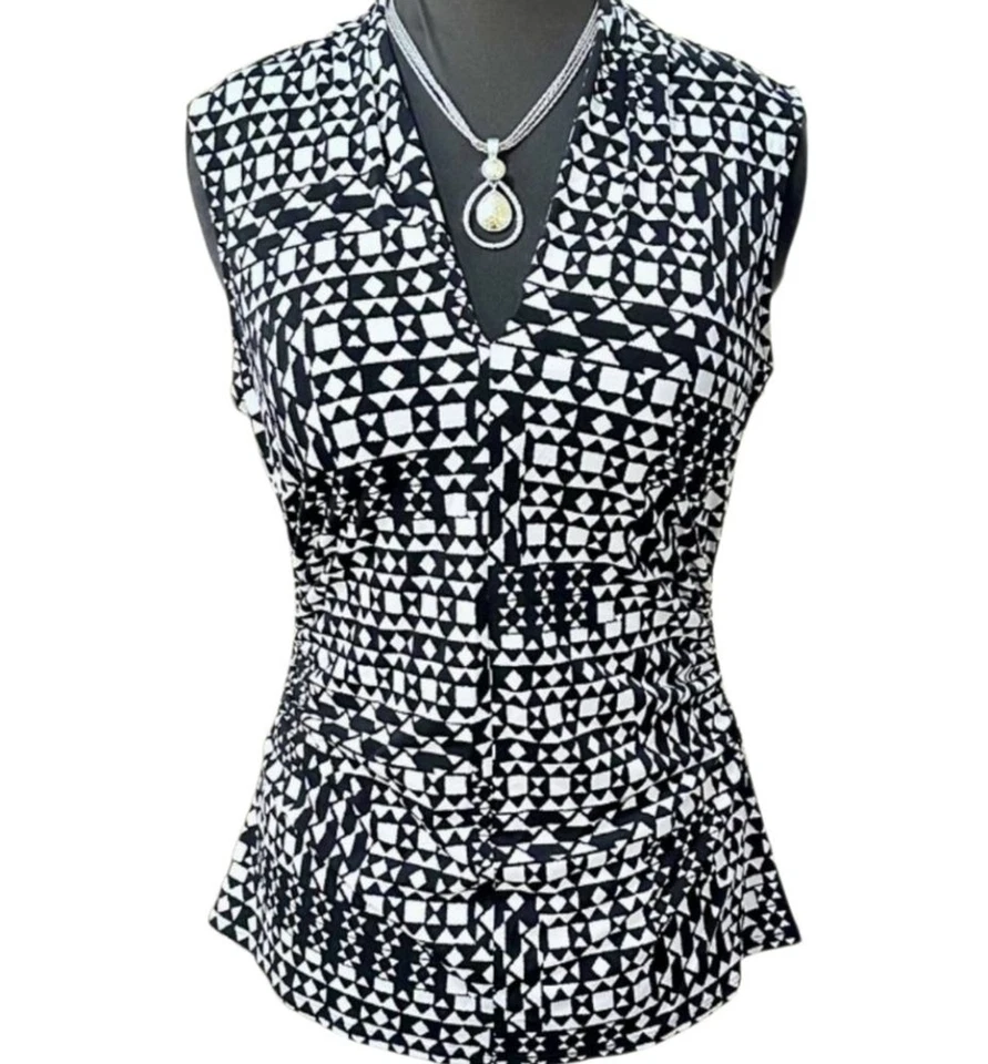 Blusa Vince Camuto preta e branca geométrica plissada gola V - Feminina tamanho grande - Imagem 1 de 4