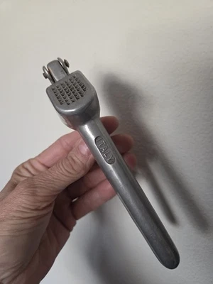 Herramienta de cocina prensa de ajo de metal de aluminio hecha en Italia usada de colección Foto 1 de 4