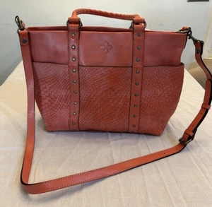Patricia Nash Beuteltasche aus geflochtenem Leder mit Nieten Handtasche Stil P616323 Burnt Coral - Bild 1 von 7