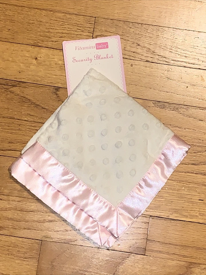 Difícil de encontrar Nuevo con etiquetas Vitaminas Bebé Blanco/Marfil Minky y Rosa Borde Satinado Manta/Lovey Foto 1 de 3