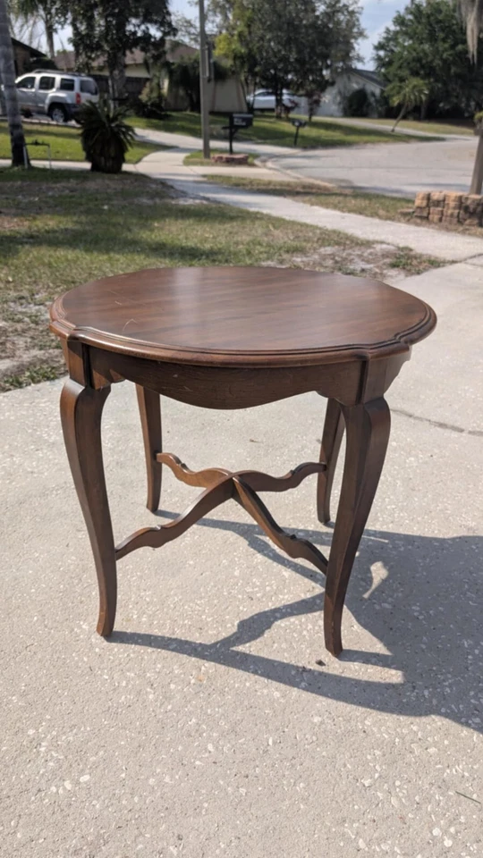 Beautiful Ethan Allen Country French Round End / Accent Table #26-8204 #216 (B) - Image 1 of 4