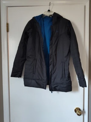 Chaqueta parka aislante con capucha Under Armour para mujer negra/azul talla pequeña Foto 1 de 3