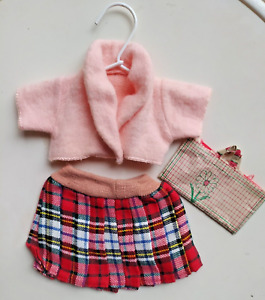 Veste courte rose, jupe plissée écossaise et sac pour poupée 33 cm, type Bella