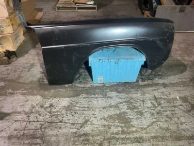 MERCEDES BENZ W114/W115 280C 240D 1158801018 前乘客挡泥板黑色 — 第 1/4 张图片