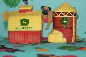 John Deere Barn & Silo Salt & Pepper shakers - Picture 1 of 6